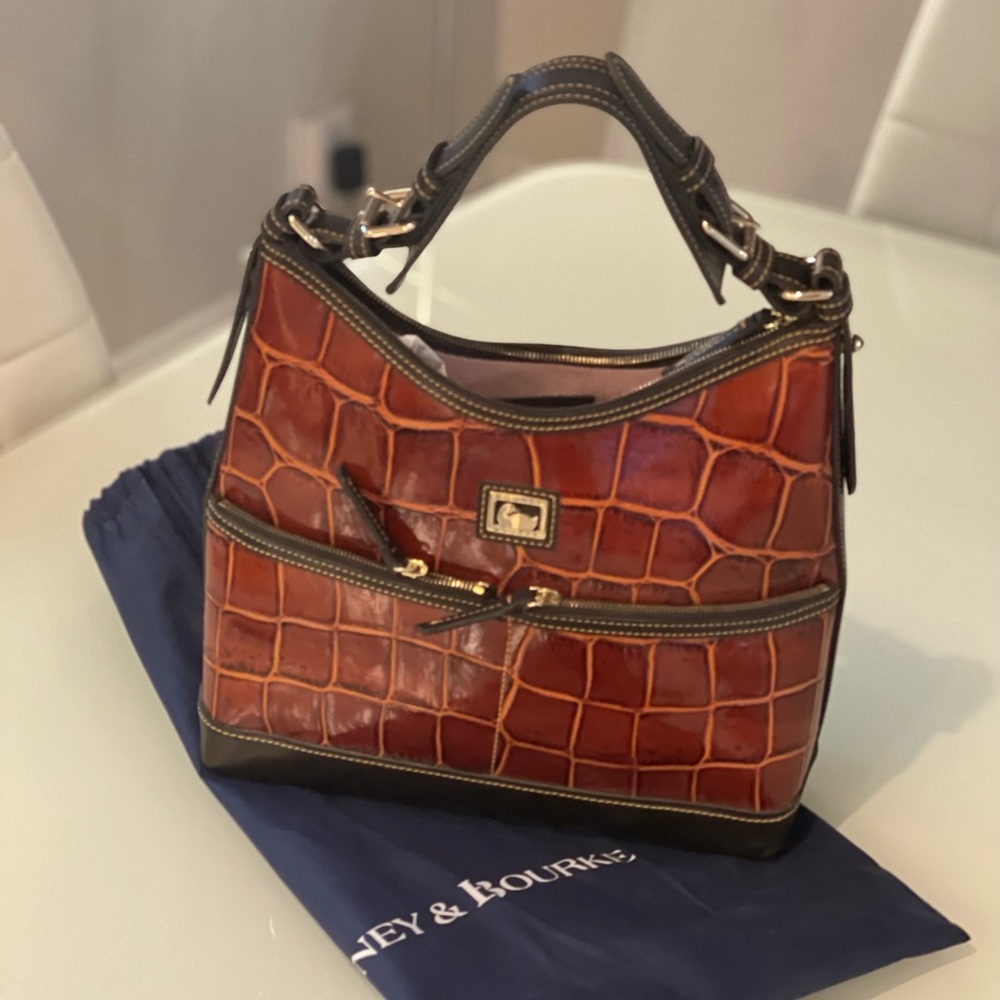 Dooney & Bourke purse (Leather). Pristine.